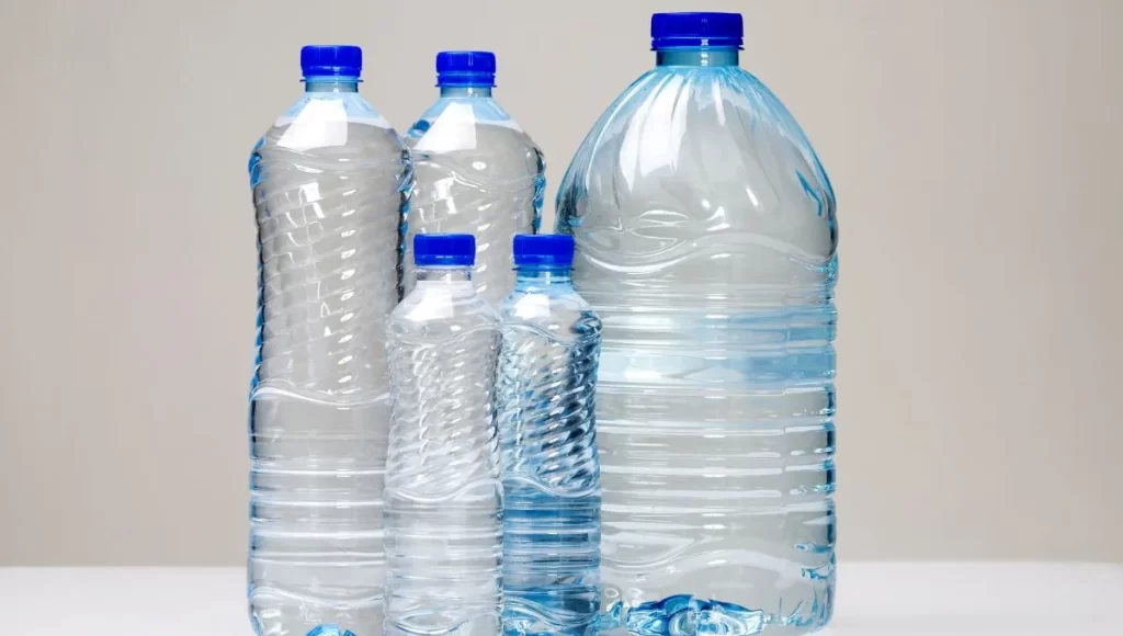 Recolectar agua de lluvia con botellas de plástico