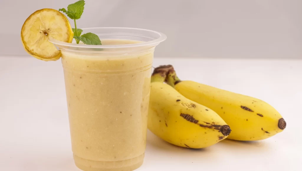 Licuado de plátano con proteína natural